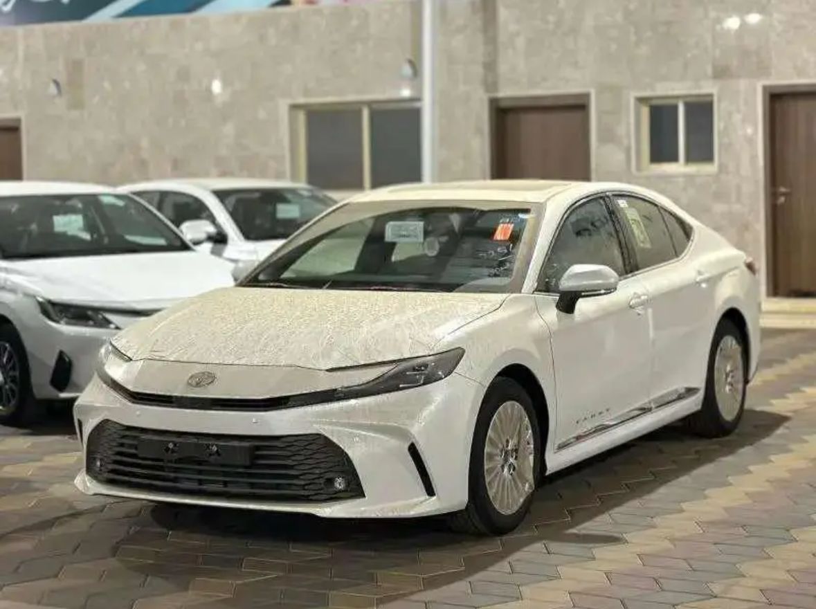 تويوتا كامري LE 2025